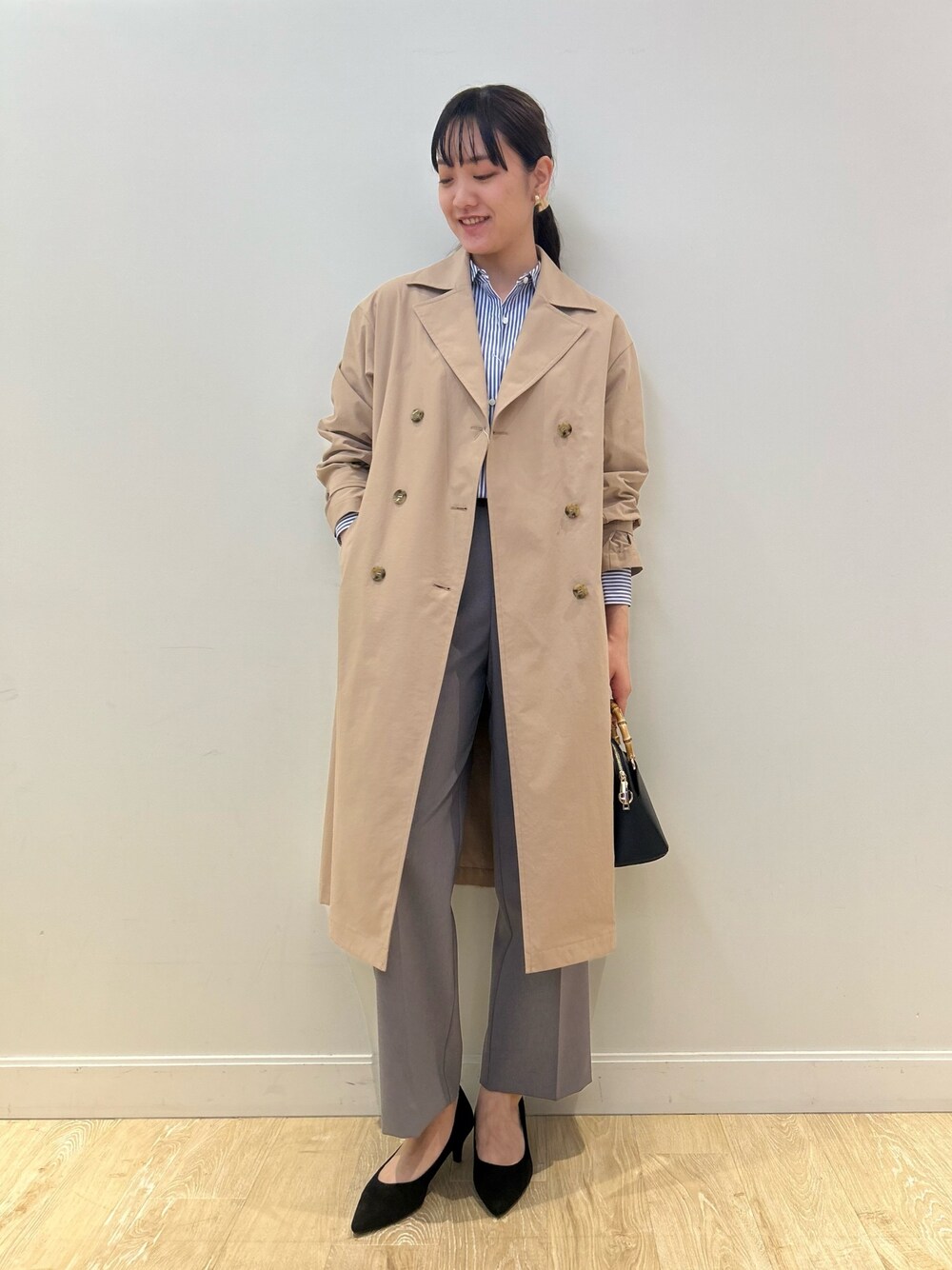 「NOLLEY'S、キレイめ、お仕事コーデ、オンオフ兼用、トレンチコート、ワイドパンツ、ストライプシャツ、きれいめコーディネート、高身長女子、高身長コーデ」｜「NOLLEY’Sの愛され ベーシックシャツ（シャツ/ブラウス、ホワイト系）」を使った、fukudaさん（レディース・170cm）の春コーディネートの1枚目の写真