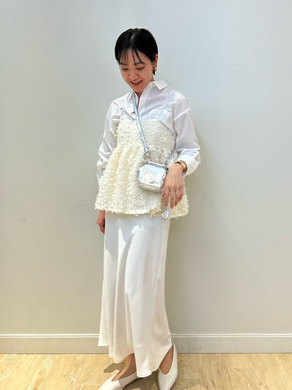 「ワントーン、ワントーンコーデ、ホワイト、ホワイトコーデ、淡色、淡色コーデ、大人かわいい、大人可愛い、フェザー、キャミソール、シャツ、レイヤード、ナロースカート、高身長女子、高身長コーデ」｜「marco masiの【MARCO MASI/ マルコマージ】キューブミニバッグ（ショルダーバッグ、シルバー系）」を使った、fukudaさん（レディース・170cm）の春コーディネートの1枚目の写真