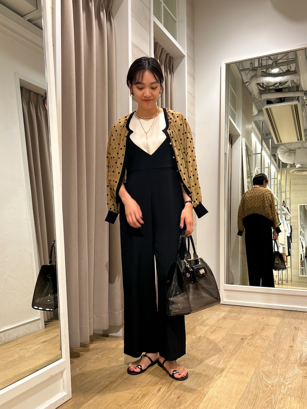 「NOLLEY'S、フロッキードット、カーディガン、シアートップス、オールインワン、サテン、大人カジュアル、大人かわいい、高身長女子、高身長コーデ、ショートヘア」｜「Rie Millerの《セットアップ対応》【PR林☆別注アイテム】ウォッシャブルエアーシャークオールインワン（つなぎ/オールインワン、ブラック系）」を使った、fukudaさん（レディース・170cm）の夏コーディネートの1枚目の写真