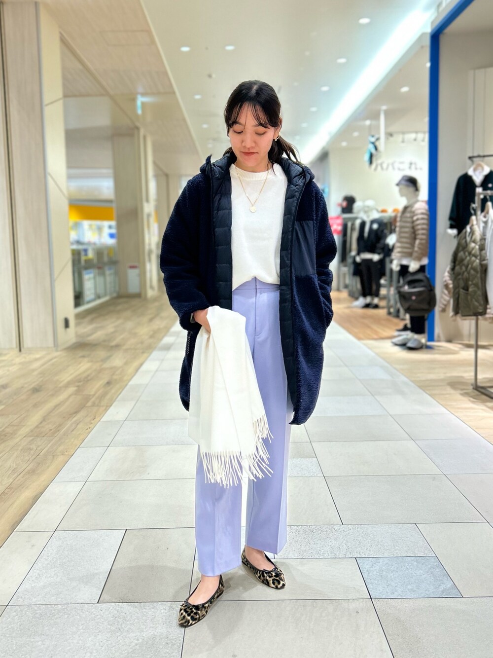 「NOLLEY'S、TAION、ダウン、リバーシブル、アウター、白ニット、カラーパンツ、大人カジュアル、休日スタイル、高身長女子、高身長コーデ」｜「NOLLEY’Sの愛されフラノタックワイドパンツ（その他パンツ、パープル系）」を使った、fukudaさん（レディース・170cm）の秋コーディネートの1枚目の写真