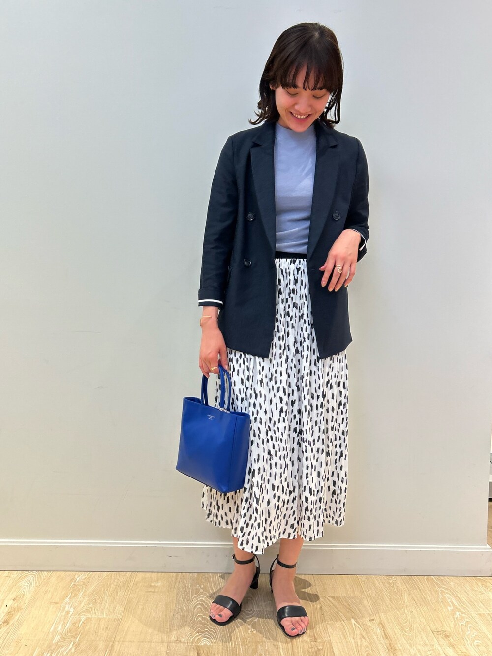 「NOLLEY'S、プリーツスカート、ドットスカート、ロングスカート、春コーデ、ジャケット、ジャケットスタイル、紺ブレ、シアートップス、高身長女子、高身長コーデ、通勤コーデ」｜「NOLLEY’Sの割繊プリーツスカート（スカート、ホワイト系）」を使った、fukudaさん（レディース・170cm）の春コーディネートの1枚目の写真