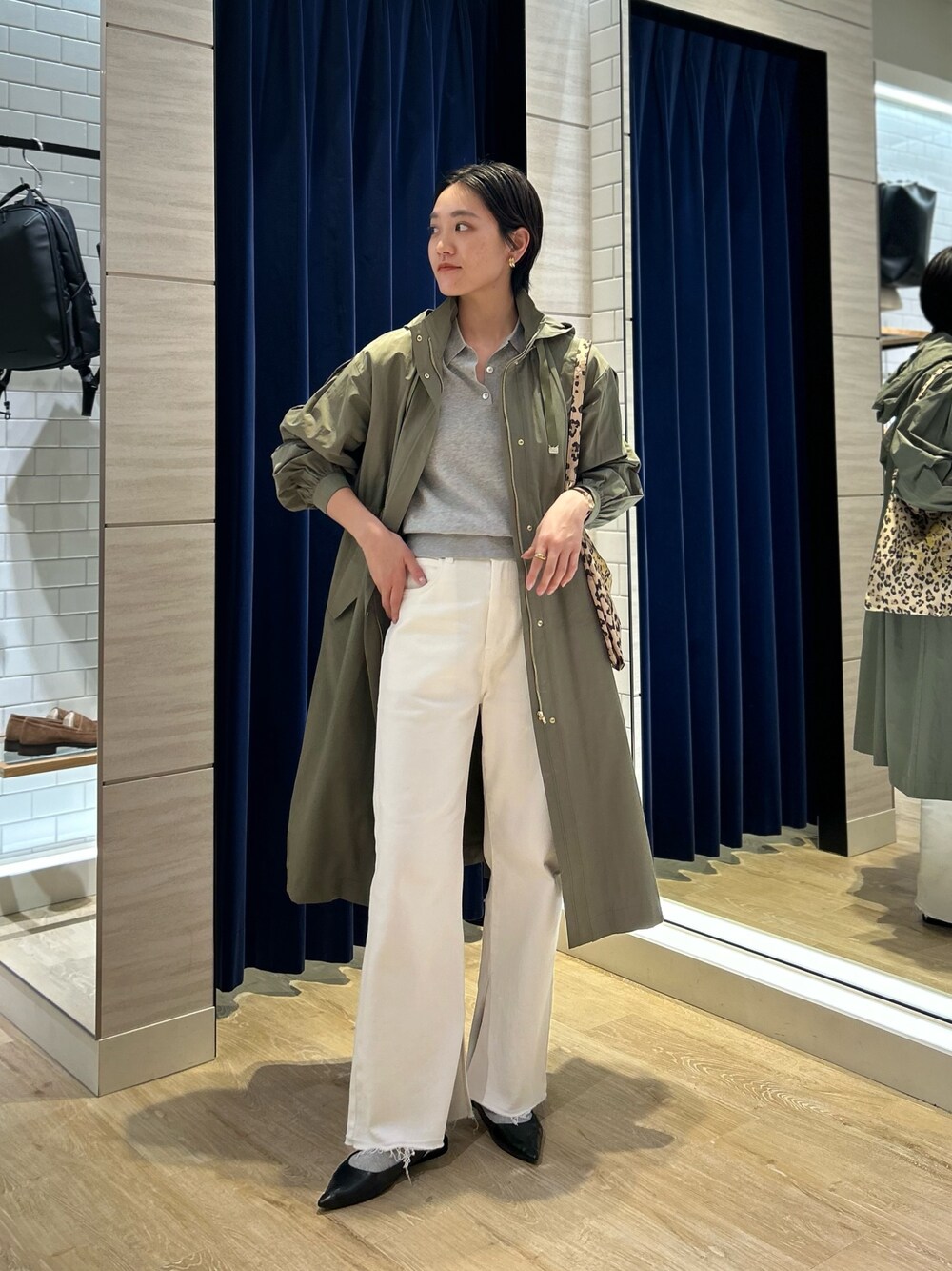 「NOLLEY'S、カーキ、カーキアウター、春コーデ、春アウター、ポロニット、白パンツ、白デニム、フレアデニム、デニム、デニムコーデ、レオパード、大人カジュアル、大人かわいい、高身長女子」｜「NOLLEY’S Sophiの《手洗い可能》ポロ衿プルオーバーニット（ニット/セーター、グレー系）」を使った、fukudaさん（レディース・170cm）の冬コーディネートの1枚目の写真