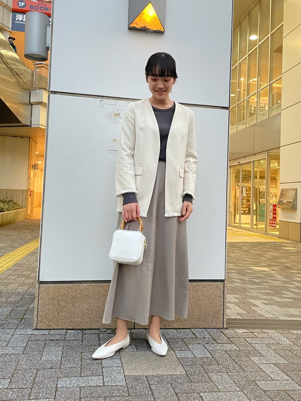 「NOLLEY'S、ノーリーズ、キレイめコーデ、春コーデ、ツィード、ツィードジャケット、ロングスカート、ベージュコーデ、イヤーカフ、きちんと感、オンオフ兼用、高身長女子、高身長コーデ」｜「NOLLEY’Sのヴィンテージリブプルオーバーカットソー（Tシャツ/カットソー、グレー系）」を使った、fukudaさん（レディース・170cm）の冬コーディネートの1枚目の写真