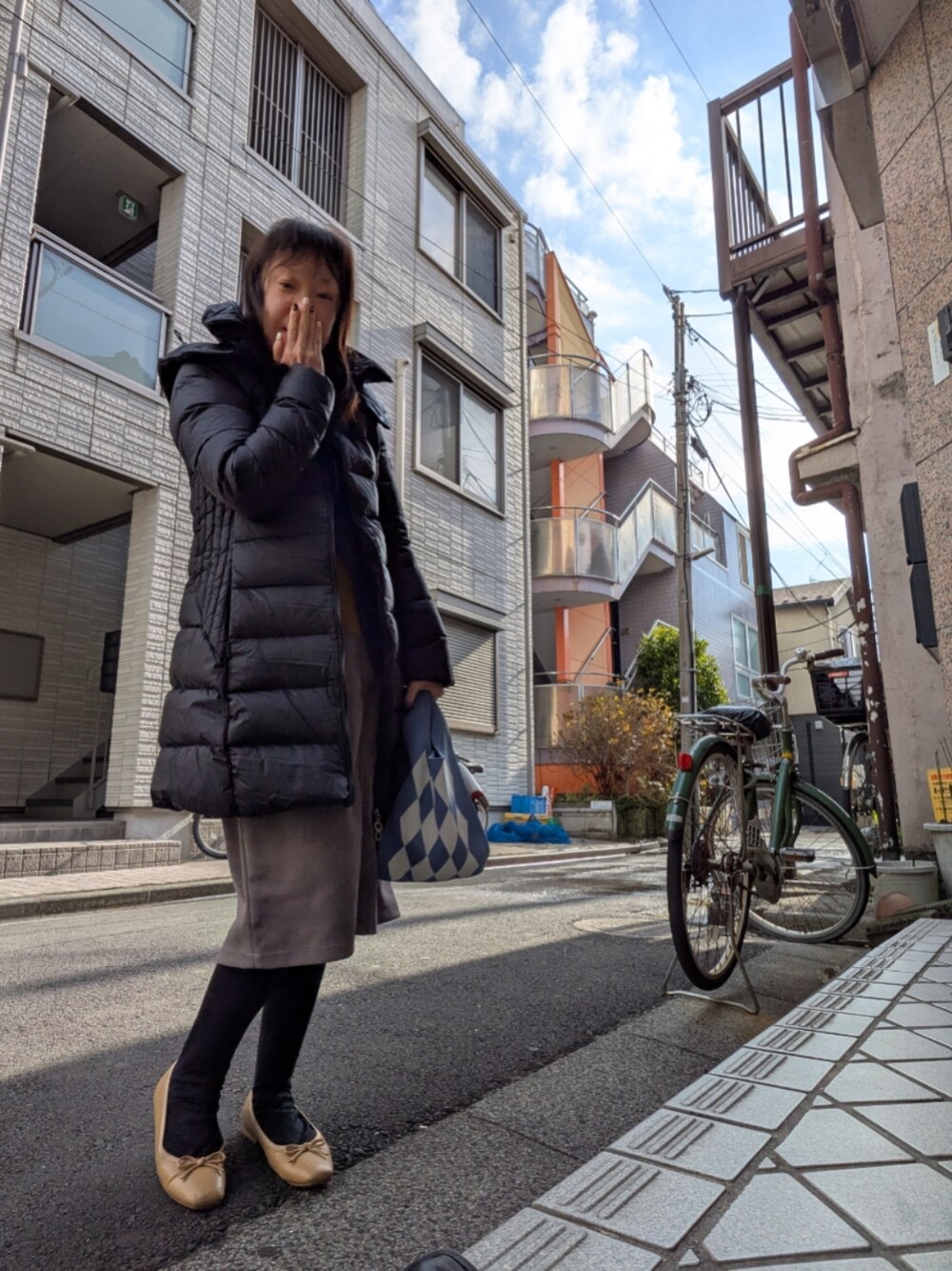「休日コーデ、おしゃれさんと繋がりたい」｜「TATRASの【別注】＜TATRAS＞KOSAVA ダウンジャケット（ダウンジャケット/コート、ブラック系）」を使った、（相互）さやかさん（レディース・150cm）の冬コーディネートの1枚目の写真