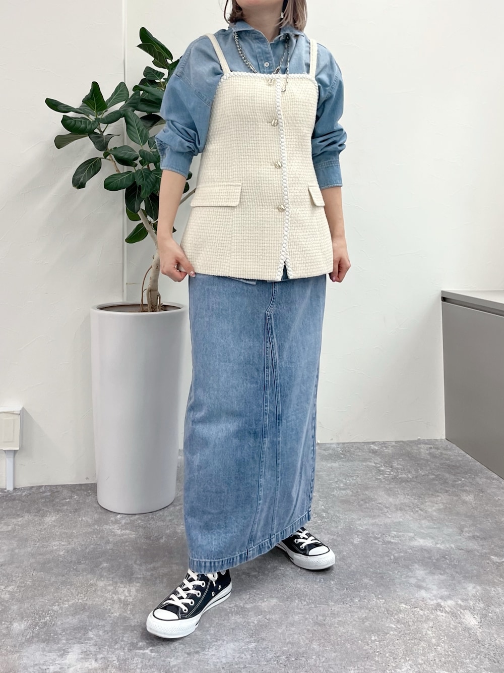 「デニム、ロングスカート、レイヤードスタイル、デニムコーデ、ビスチェ、ビスチェ×デニム、ツイード、カジュアルコーデ、休日コーデ」｜「fredy emueの【入卒/セレモニー】ファンシーツィードビスチェ（シャツ/ブラウス、ホワイト系）」を使った、MOさん（レディース・160cm）の冬コーディネートの1枚目の写真