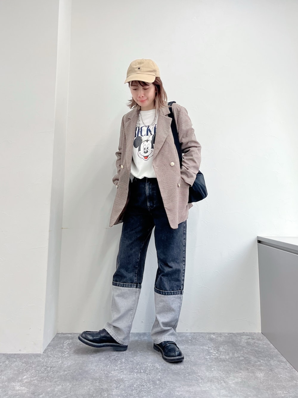 ベージュ系のテーラードジャケット、ホワイト系のTシャツ/カットソー、ブラック系のデニムパンツを着用したレディースの春コーディネートの1枚目の写真