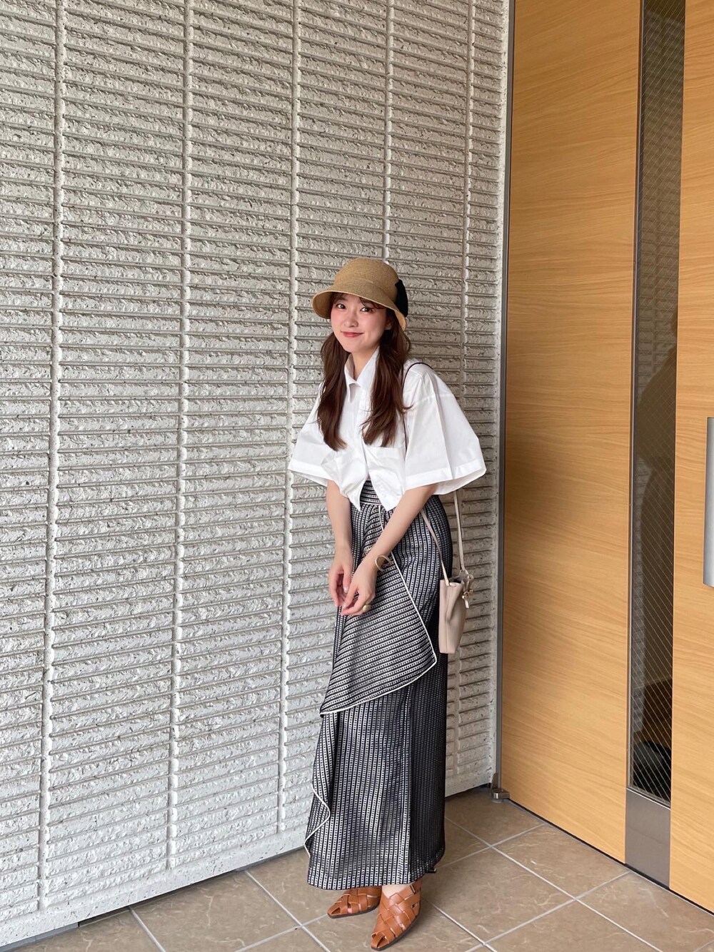 「夏コーデ、オトナカジュアル、カジュアルコーデ、休日コーデ、麦わら帽子、大人カジュアル、シャツコーデ、帽子、巻きスカート」｜「lourenのアイテム（スカート、その他）」を使った、ohnoayukaさん（レディース・155cm）の夏コーディネートの1枚目の写真