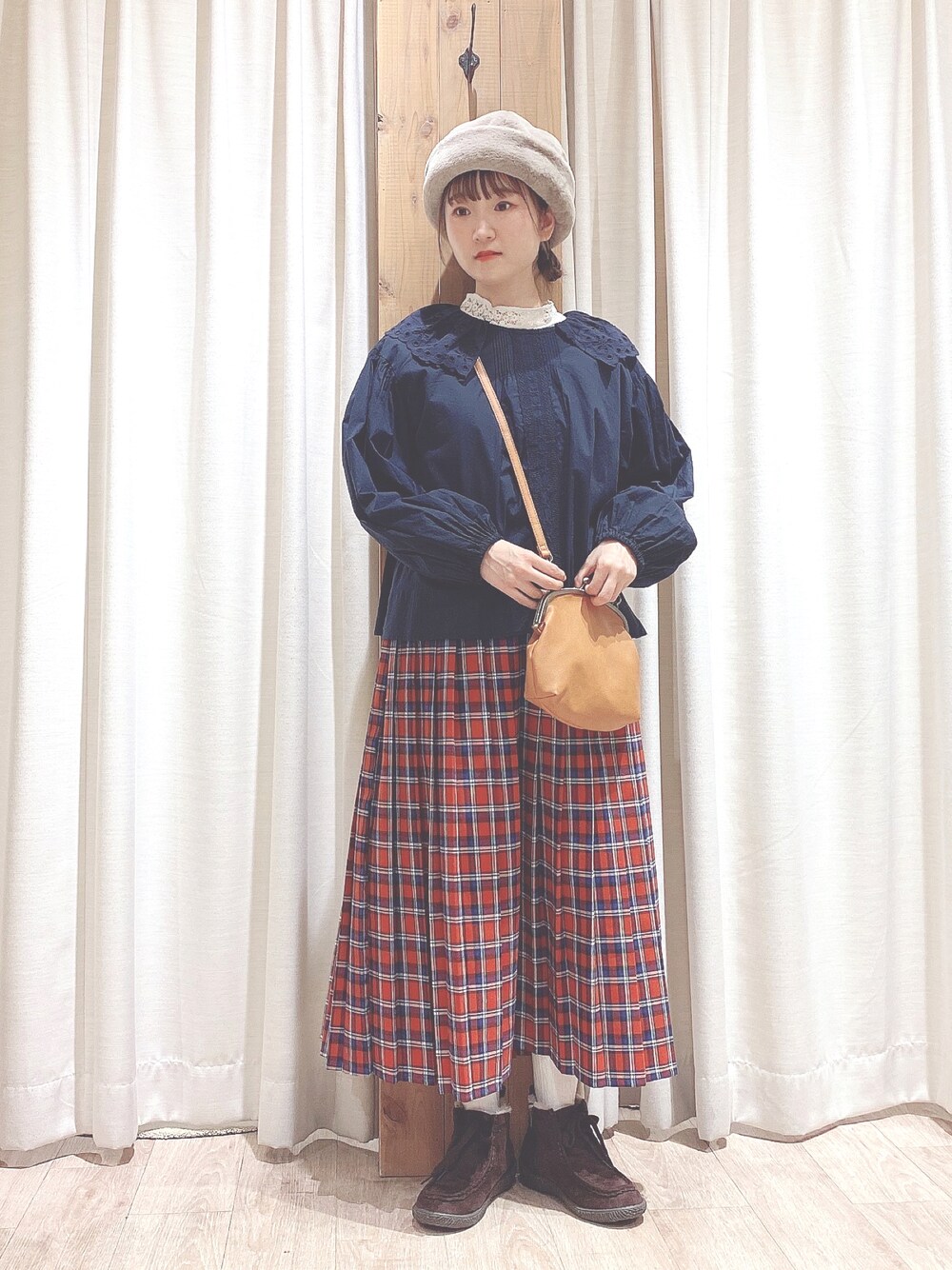 「Samansa Mos2、SM2、クリスマスに着たい服、クリスマスコーデ、レイヤードスタイル、休日スタイル、秋冬コーデ、冬コーデ、冬服、大人ガーリー、オトナ女子、プリーツスカート、赤チェック、チェック、ブラウス」｜「Samansa Mos2のフェイクファーロールワッチ（ハット、ブラウン系）」を使った、kiiさん（レディース・157cm）の冬コーディネートの1枚目の写真