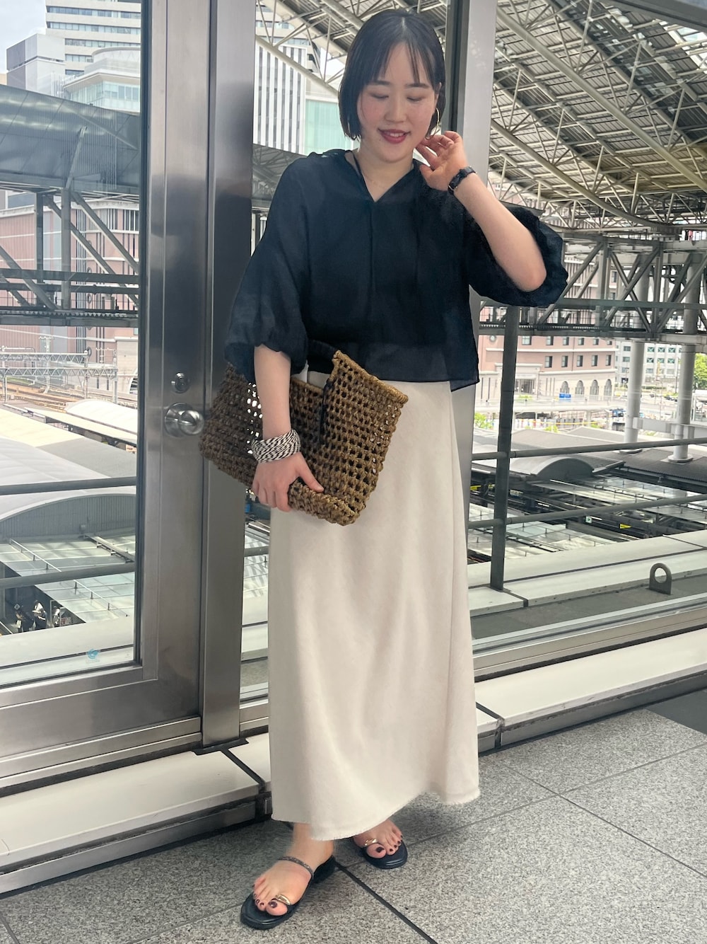 SAYAKAさんの「【BAGMATI/ バグマティ】ラフィアかごバッグ【PR林☆別注アイテム】（The Bagmati）」を使ったコーディネートの1枚目の写真