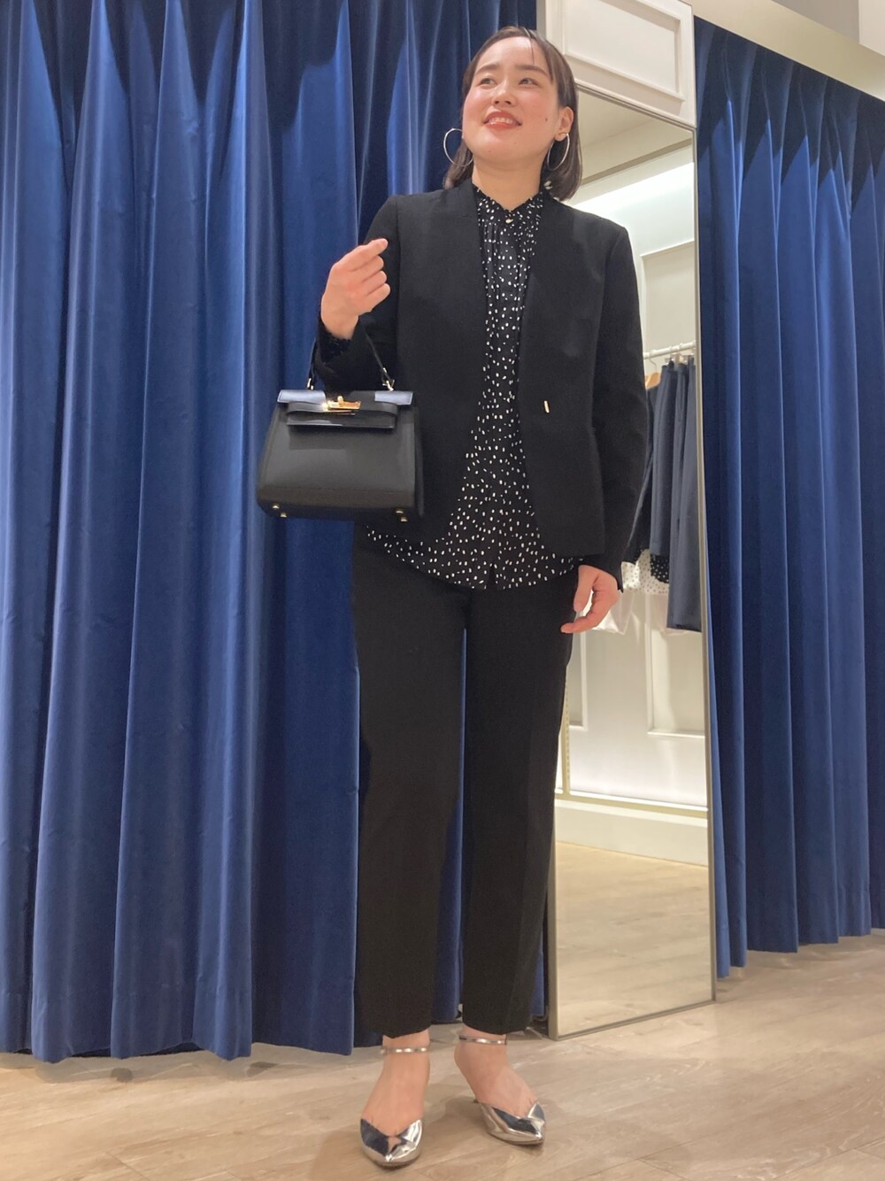 「NOLLEY'S、ノーリーズ、セットアップ、スーツスタイル、ジャケット、パンツ、ブラウス、オフィススタイル、通勤コーデ、ウォッシャブル、キレイめ、高身長女子、30代コーデ、ブラック、ワントーンコーデ」｜「AULENTTIの【AULENTTI/ オーレンティ】スクエアひねりショルダーバッグ（E）（ショルダーバッグ、ブラック系）」を使った、SAYAKAさん（レディース・163cm）の冬コーディネートの1枚目の写真