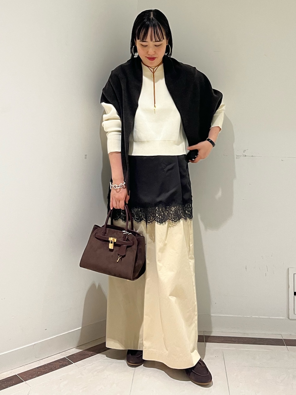 ホワイト系のニット/セーター、ホワイト系のその他パンツ、ブラウン系のトートバッグを着用したレディースの秋コーディネートの1枚目の写真