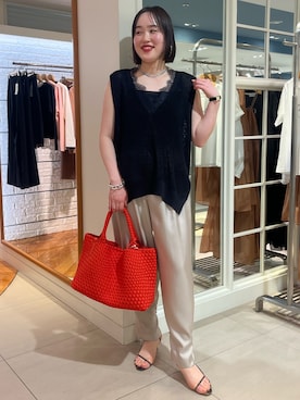 「NOLLEY’S（ノーリーズ）の《手洗い可能》Ｖネックレースジレ（ベスト、ブラック系）」を使った、SAYAKAさん（レディース・163cm）の春コーディネート