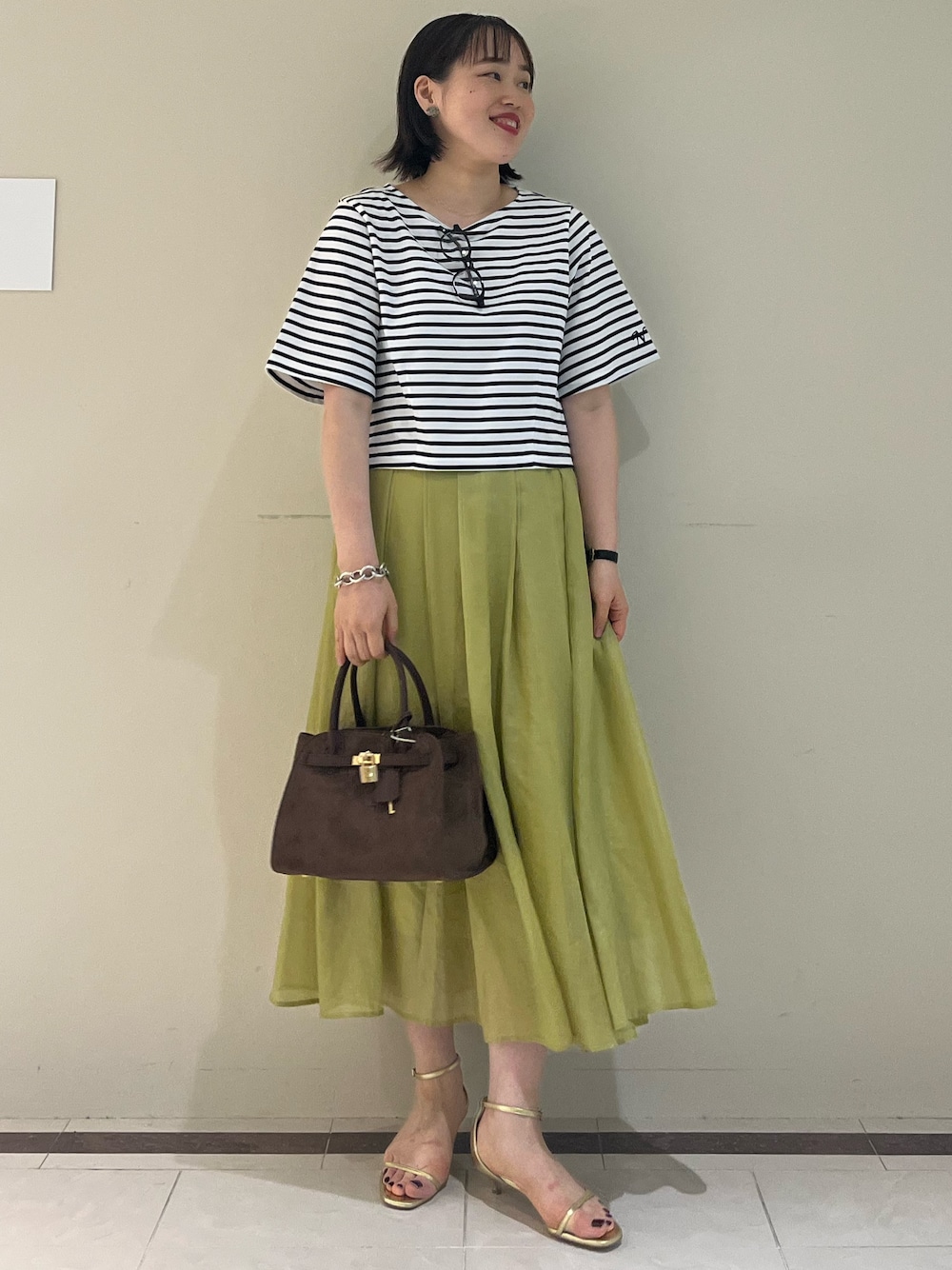 「NOLLEY'S、ノーリーズ、Tシャツ、カットソー、スカート、ロングスカート、シンプルコーデ、夏コーデ、大人カジュアル、オトナ女子、ママコーデ、お出かけコーデ、ボーダー、サングラス、高身長女子」｜「NOLLEY’Sのシアーチンツタックスカート（スカート、グリーン系）」を使った、SAYAKAさん（レディース・163cm）の夏コーディネートの1枚目の写真