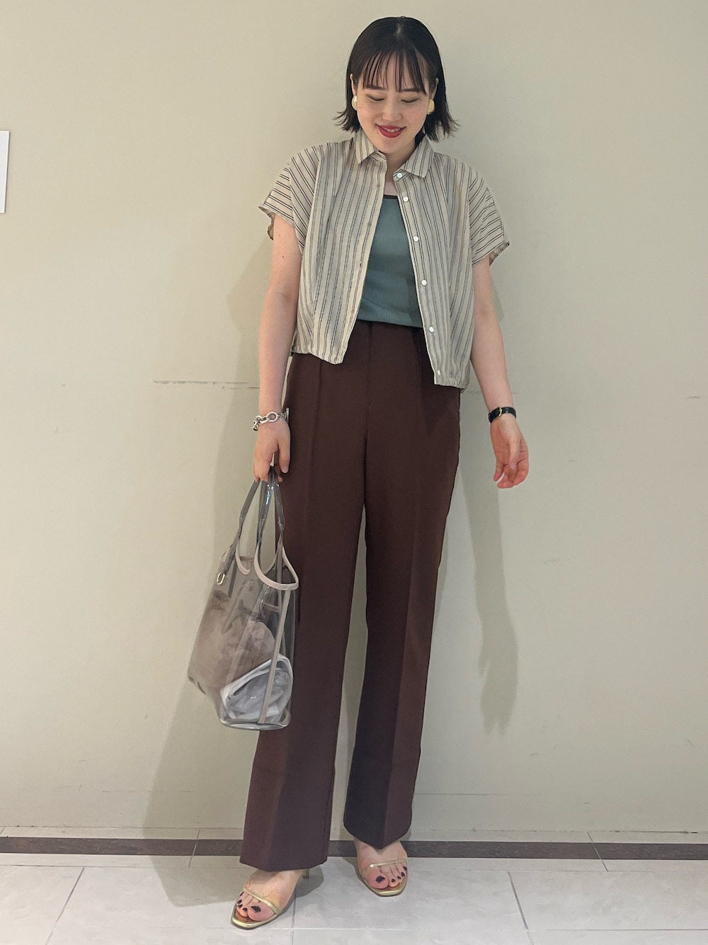 「NOLLEY'S、ノーリーズ、シャツスタイル、タンクトップ、レイヤードスタイル、パンツスタイル、シンプルコーデ、夏コーデ、きれいめカジュアル、お出かけコーデ、オトナ女子、初秋コーデ、ブラウン、おしゃれさんと繋がりたい、ootd」｜「NOLLEY’Sのウォッシャブルハイスペック裾フレアパンツ（その他パンツ、ブラウン系）」を使った、SAYAKAさん（レディース・163cm）の夏コーディネートの1枚目の写真