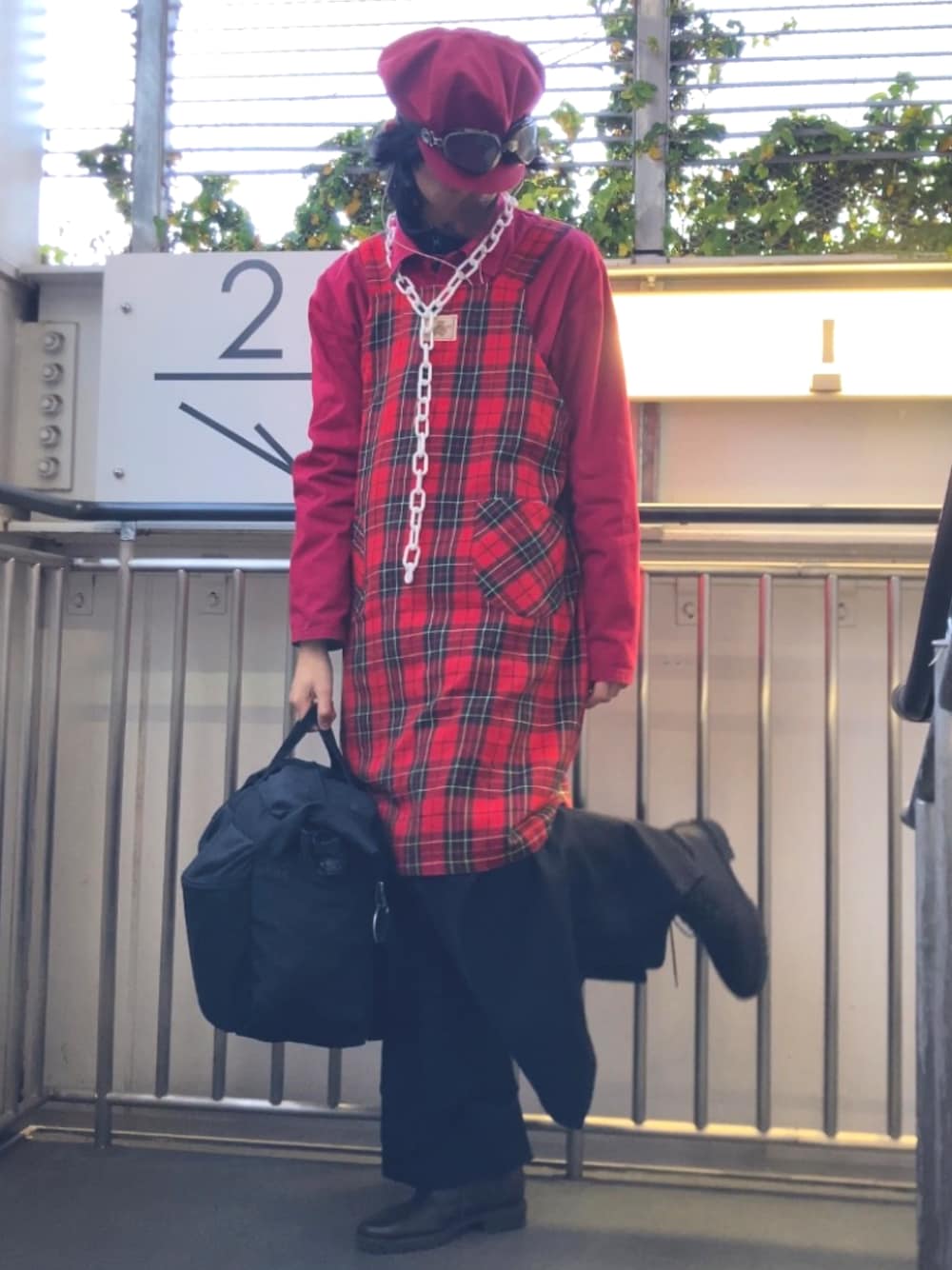 「キャスケット、ゴーグル、プラチェーン、赤シャツ、エプロン、エプロンコーデ、パンツレイヤード、ブーツ、冬コーデ、大学生、大学生コーデ、通学コーデ、オタク、大学生ファッション、古着」｜「pretty bearの¥480（エプロン、レッド系）」を使った、朧気ながらなっつさん（メンズ・179cm）の冬コーディネートの1枚目の写真