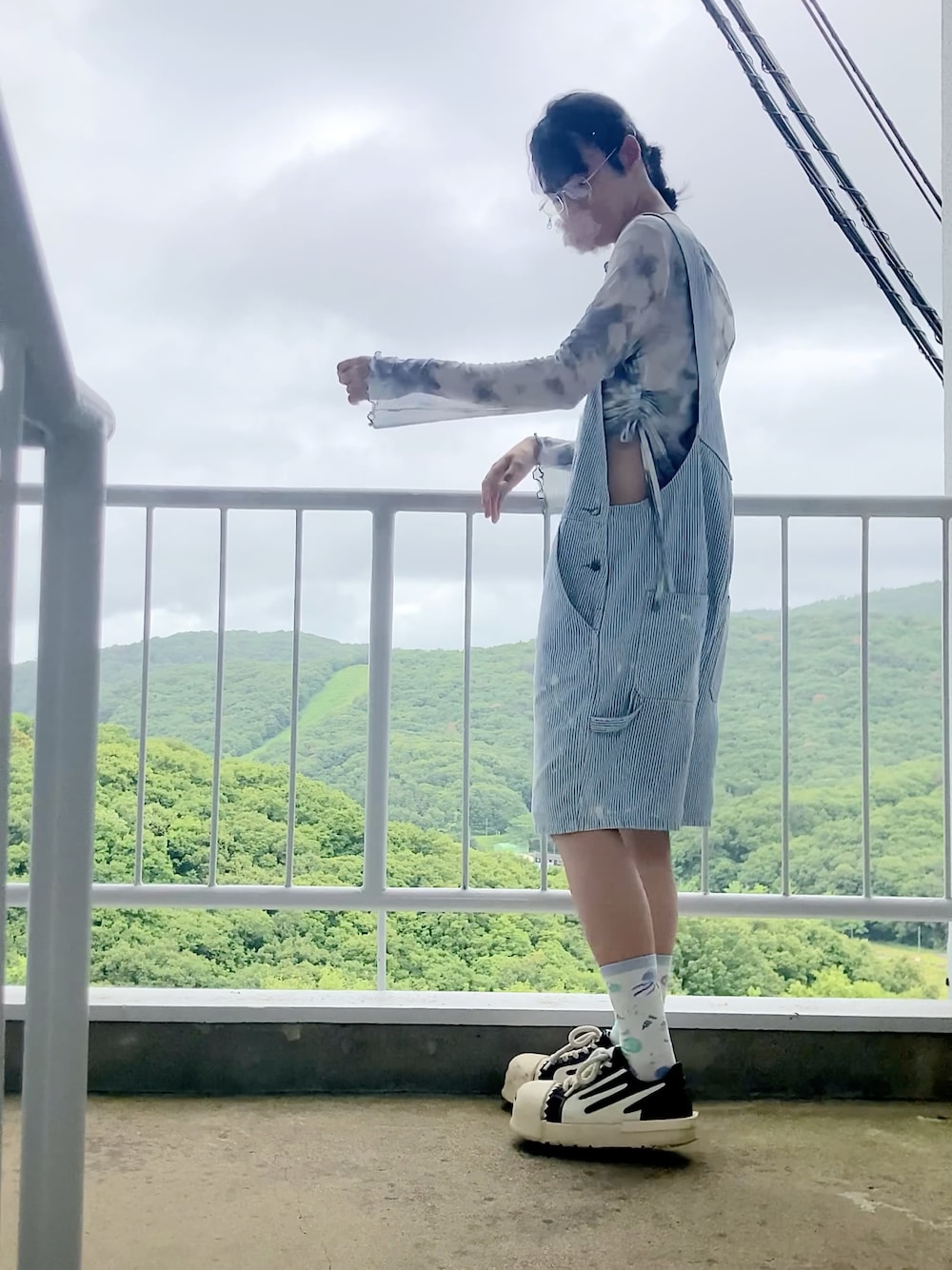 「セカンドスキン、ハーフパンツ、ハーフオーバーオール」｜「Ali Expressの¥3896（スニーカー、ブラック系）」を使った、朧気ながらなっつさん（メンズ・179cm）の夏コーディネートの1枚目の写真