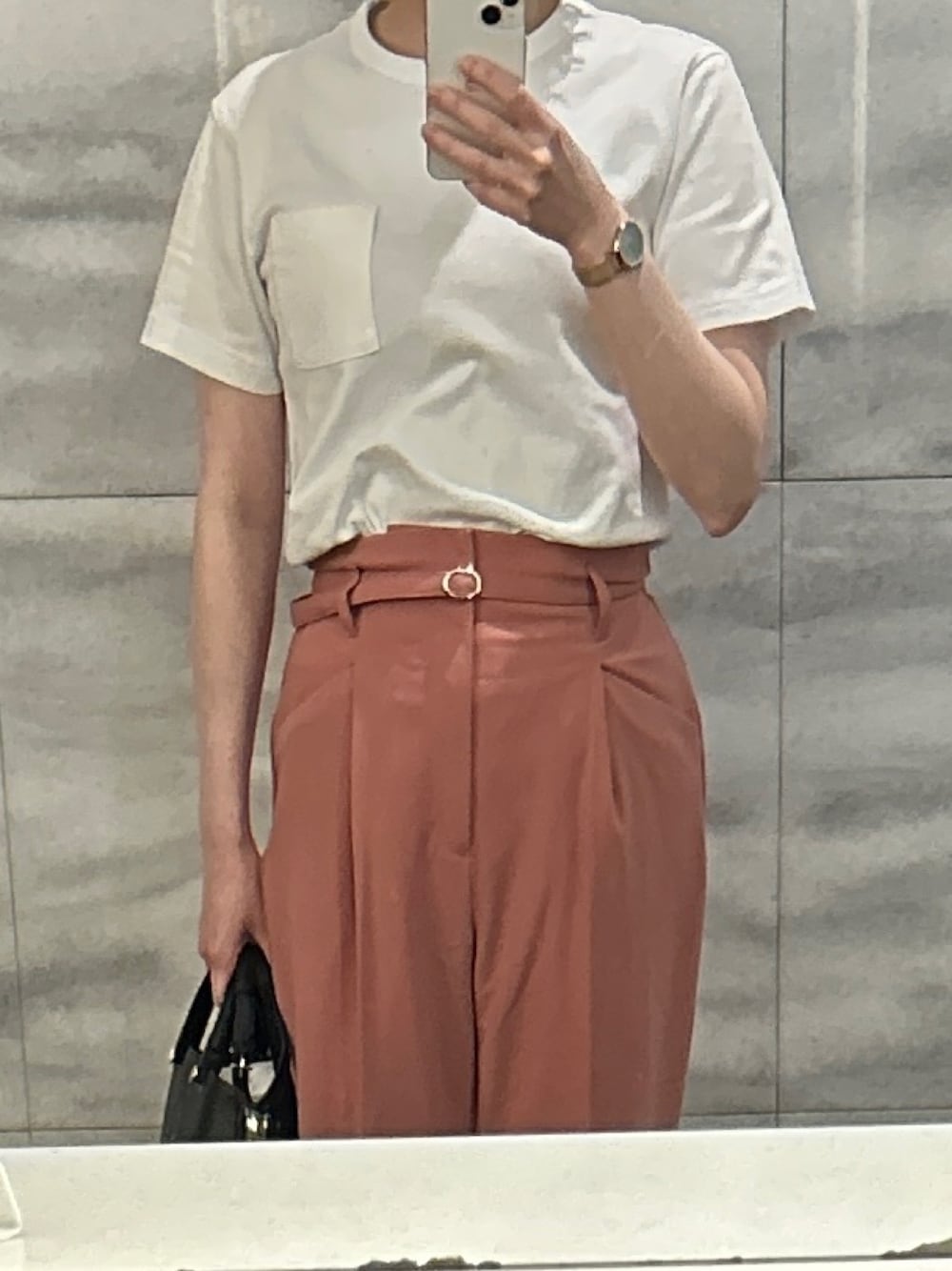 ホワイト系のTシャツ/カットソー、ピンク系のスラックス、ブラック系のハンドバッグを着用したレディースの春コーディネートの1枚目の写真