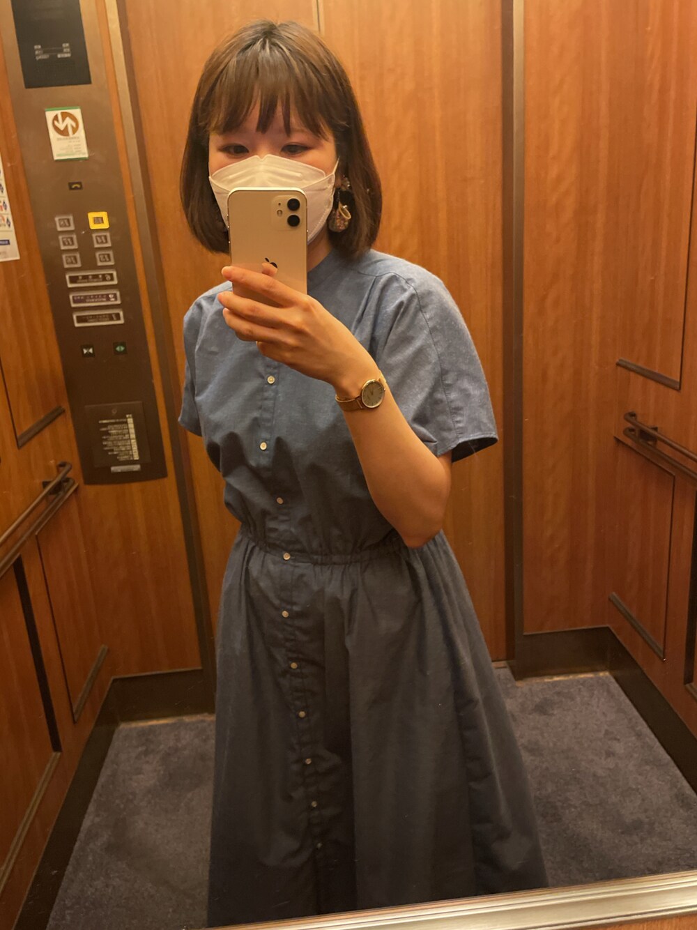 ブルー系のワンピース、ピンク系のアナログ腕時計を着用したレディースの秋コーディネートの1枚目の写真