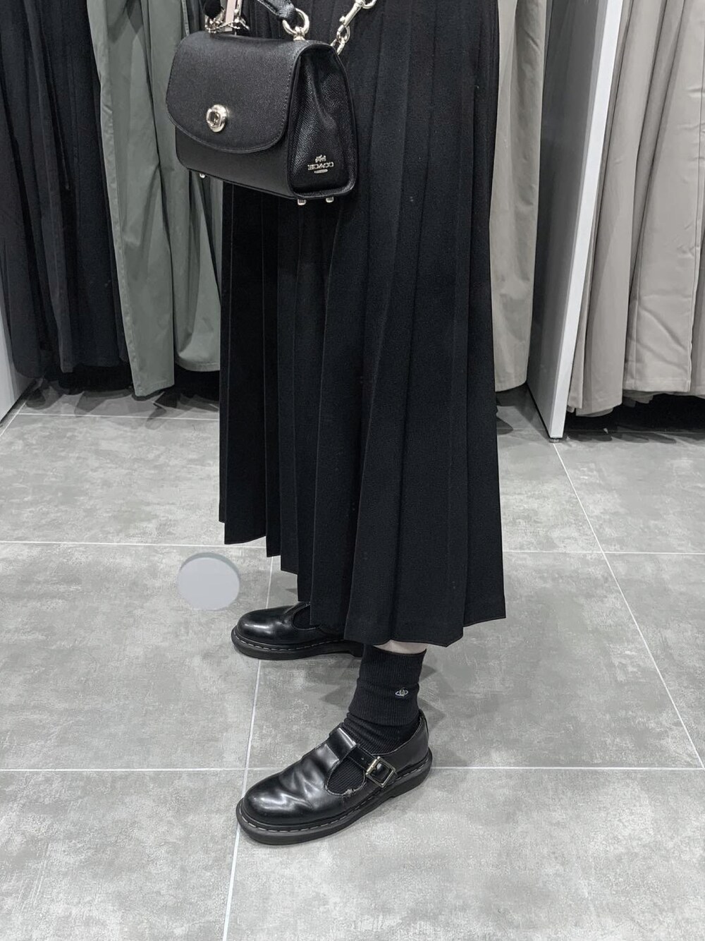 「プリーツスカート、BEAMS、マーチン、モノトーン、モノトーンコーデ、オールブラック、ブラックコーデ、Vivienne Westwood、モード」｜「Dr. Martensの【Dr.Martens／ドクターマーチン】POLLEY SMOOTH　Tバーシューズ　14852001（ブーツ、ブラック系）」を使った、ふくくんさん（レディース・154cm）の秋コーディネートの1枚目の写真