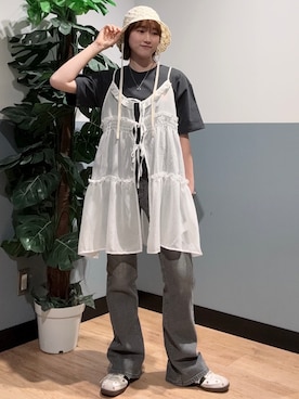 「SOMETHING（サムシング）のSOMETHING(サムシング)【レディース】「LISA」フレアパンツ（デニムパンツ、グレー系）」を使った、かわもっちゃんさん（レディース）の夏コーディネート