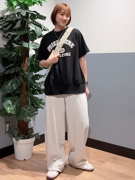 「HONEYSUCKLE ROSE（ハニーサックルローズ）の【スウェッティ】カレッジロゴプルオーバー（Tシャツ/カットソー、ブラック系）」を使った、かわもっちゃんさん（レディース・158cm）の夏コーディネート