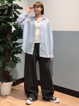「Right-on（ライトオン）のHONEYSUCKLE ROSE(ハニーサックルローズ)シアービッグシャツ（シャツ/ブラウス、ブルー系）」を使った、かわもっちゃんさん（レディース）の夏コーディネート