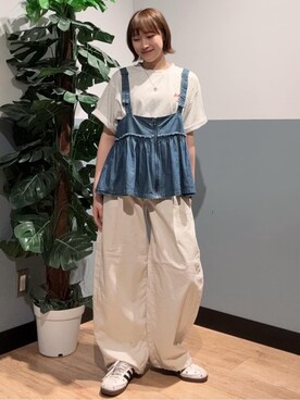 「SOMETHING（サムシング）のSOMETHING(サムシング)サマータックカーブパンツ（その他パンツ、ホワイト系）」を使った、かわもっちゃんさん（レディース）の春コーディネート