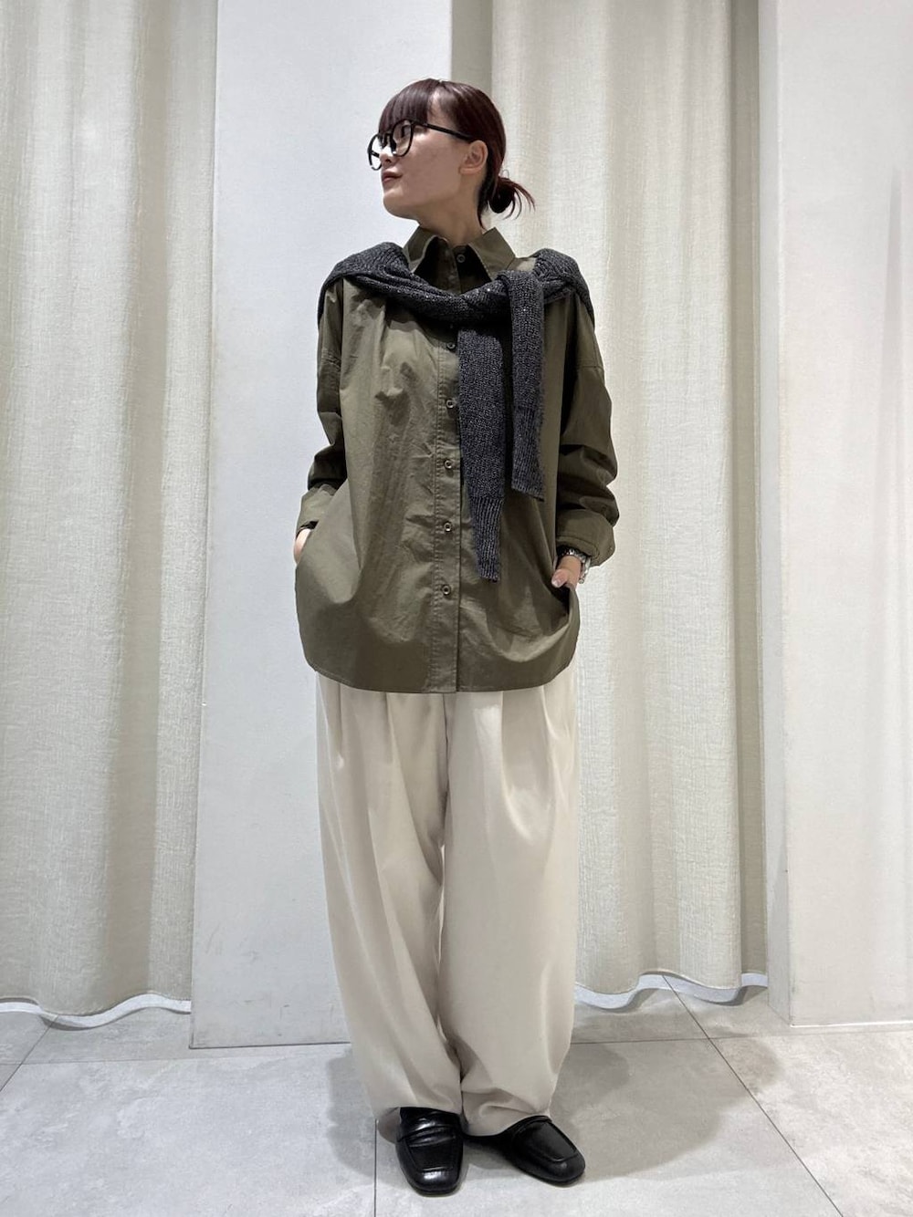 ブラック系のローファー、ベージュ系のその他パンツ、グレー系のニット/セーターを着用したレディースの秋コーディネートの1枚目の写真