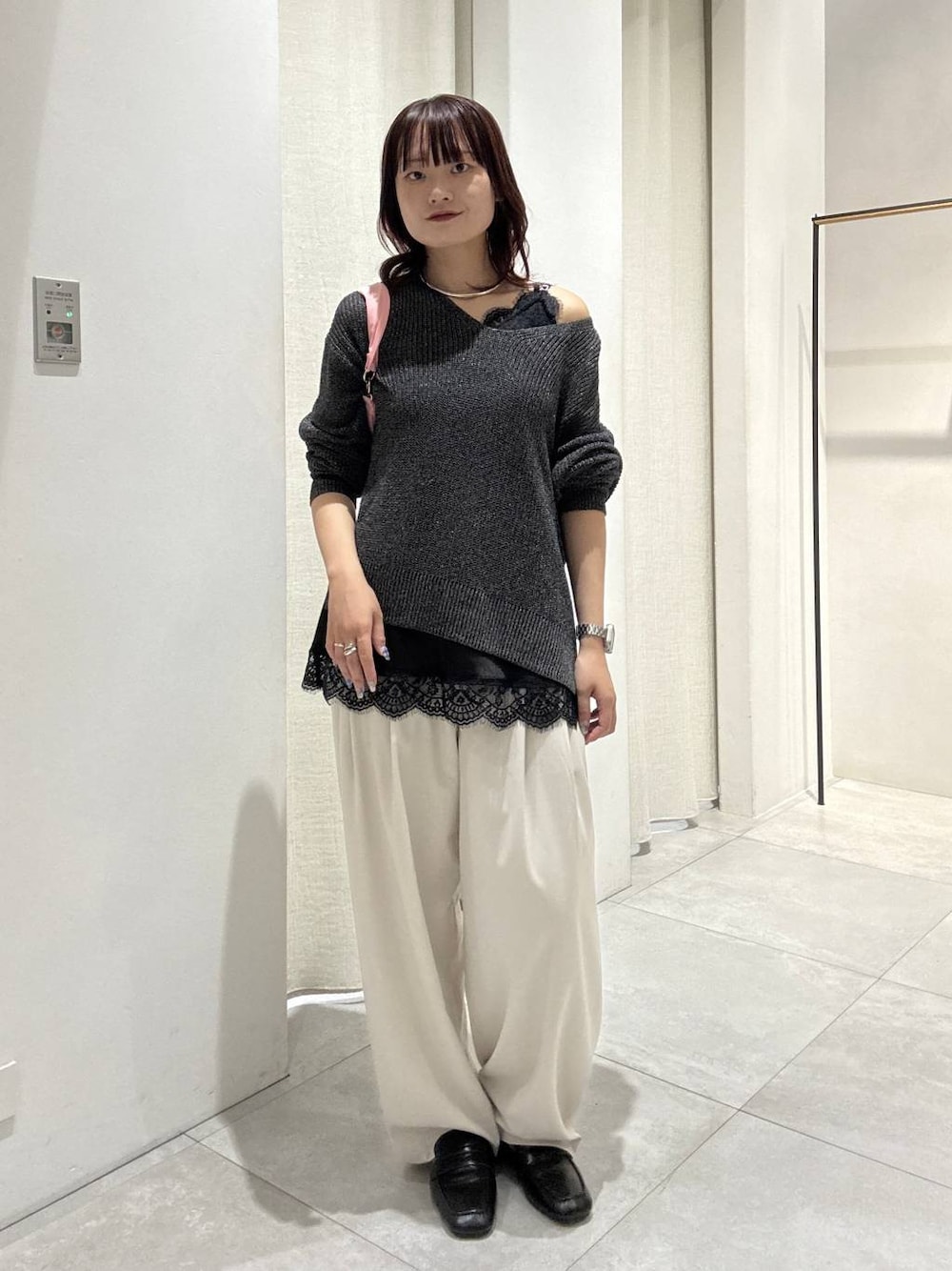 ブラック系のローファー、ベージュ系のその他パンツ、グレー系のニット/セーターを着用したレディースの秋コーディネートの1枚目の写真