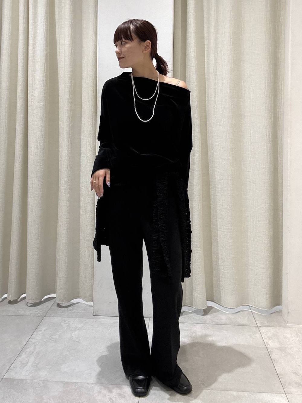 ブラック系のローファー、ブラック系のその他パンツ、ブラック系のTシャツ/カットソーを着用したレディースの秋コーディネートの1枚目の写真