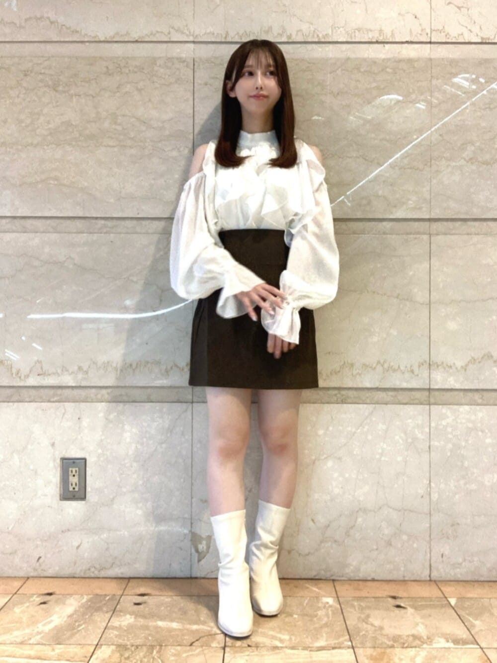 ホワイト系のシャツ/ブラウス、グレー系のスカート、ホワイト系のブーツを着用したレディースの夏コーディネートの1枚目の写真