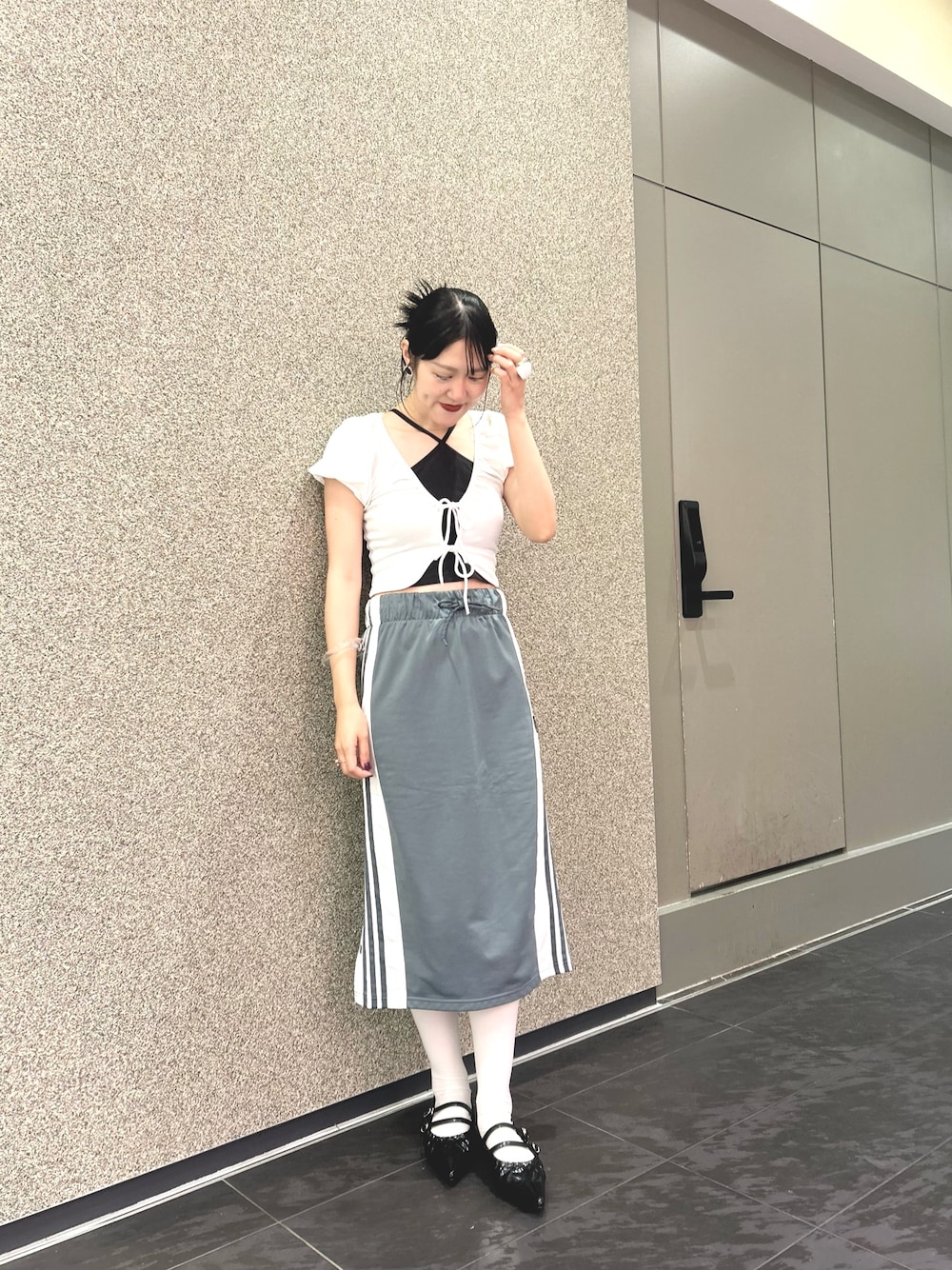 ブラック系のパンプスを着用したレディースの夏コーディネートの1枚目の写真