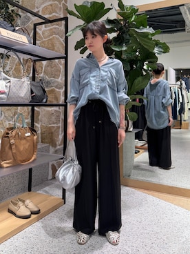 「Jena espace merveilleux（ジェナ　エスパスメルヴェイユ）の〈7/9インスタライブご紹介アイテム）【SNSで話題】【夏まで着れる長袖】【サラサラデニム】テンセルデニムシャツ（シャツ/ブラウス、ブルー系）」を使った、jnmizukiさん（レディース・158cm）の夏コーディネート