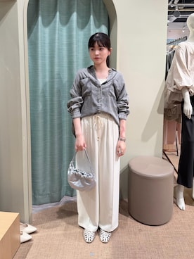 「Jena espace merveilleux（ジェナ　エスパスメルヴェイユ）の〈7/9インスタライブご紹介アイテム）【SNSで話題】【夏まで着れる長袖】【サラサラデニム】テンセルデニムシャツ（シャツ/ブラウス、グレー系）」を使った、jnmizukiさん（レディース・158cm）の夏コーディネート