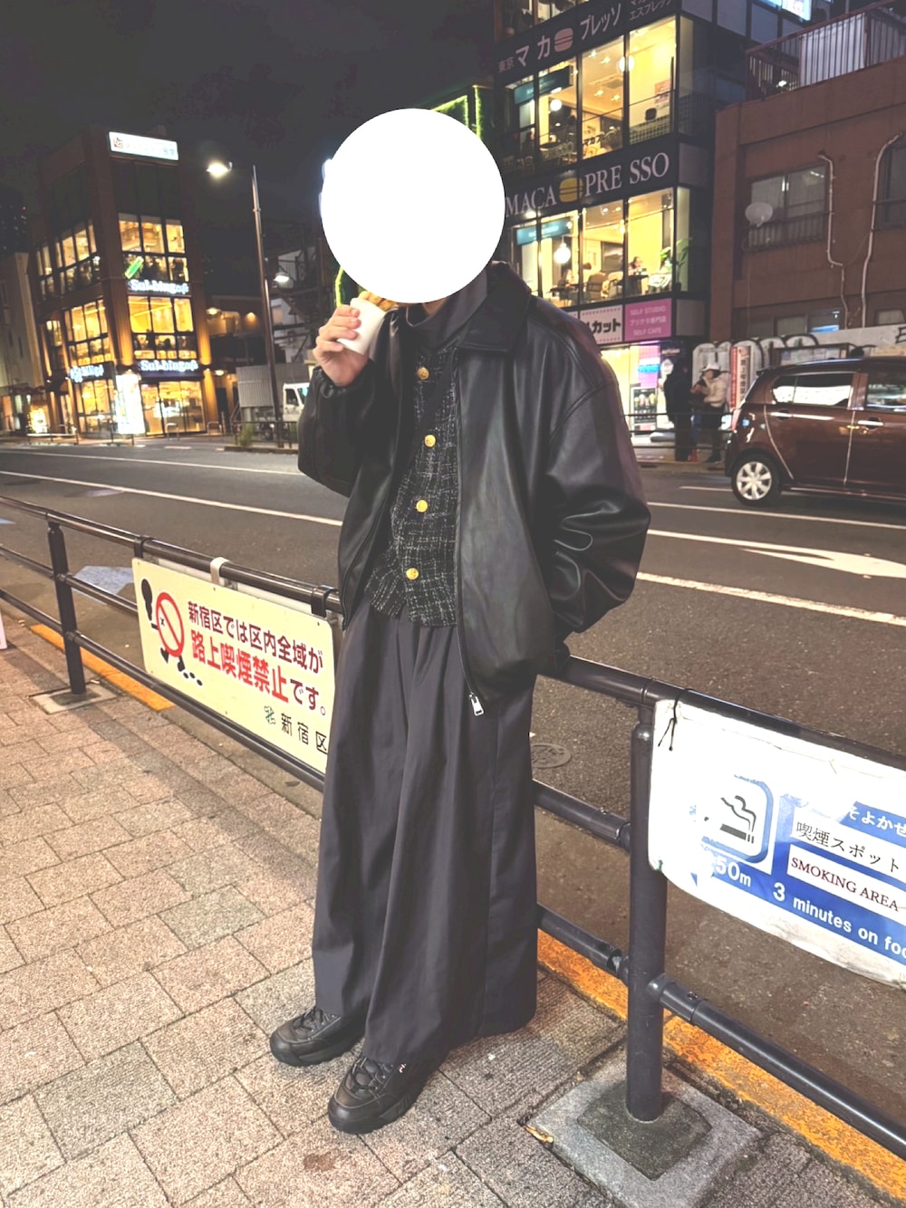 グレー系のニット/セーター、ブラック系のスニーカー、グレー系のスラックスを着用したメンズの秋コーディネートの1枚目の写真