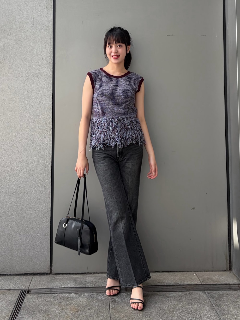 ブラウン系のニット/セーター、ブラック系のその他パンツ、ブラック系のボストンバッグを着用したレディースの夏コーディネートの1枚目の写真