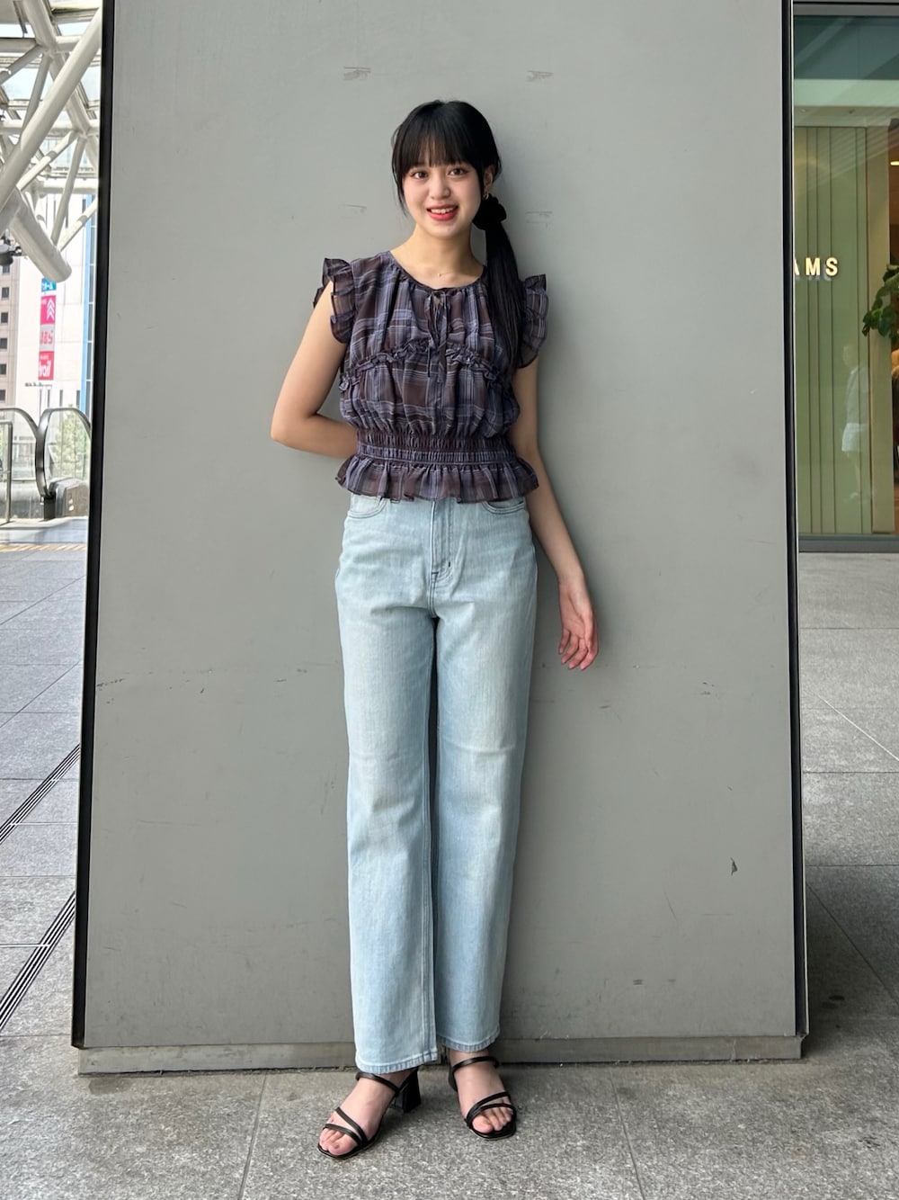 ブラウン系のシャツ/ブラウス、ブルー系のデニムパンツを着用したレディースの夏コーディネートの1枚目の写真