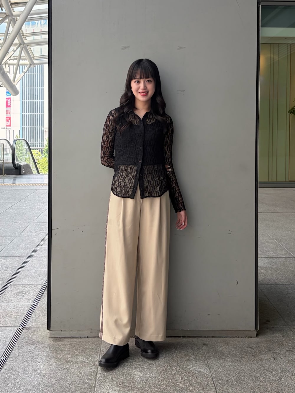 ブラック系のシャツ/ブラウス、ベージュ系のその他パンツ、ブラック系のブーツを着用したレディースの夏コーディネートの1枚目の写真