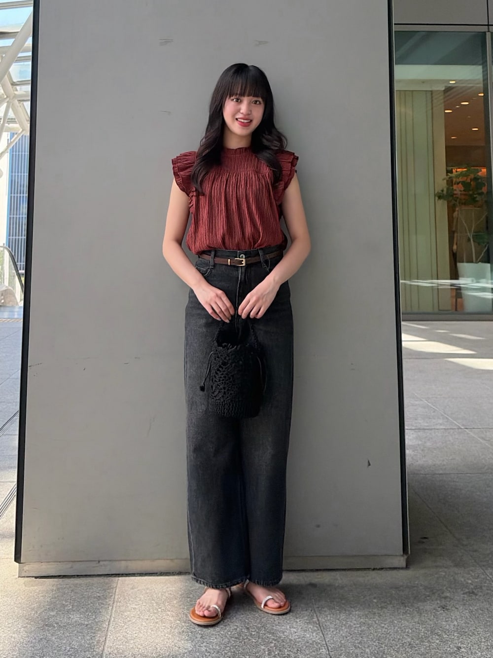 ブラウン系のTシャツ/カットソー、ブラック系のデニムパンツ、イエロー系のサンダルを着用したレディースの夏コーディネートの1枚目の写真