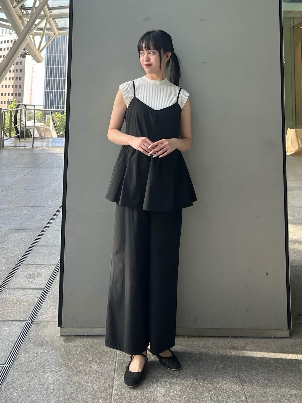ホワイト系のニット/セーター、ブラック系のつなぎ/オールインワンを着用したレディースの夏コーディネートの1枚目の写真