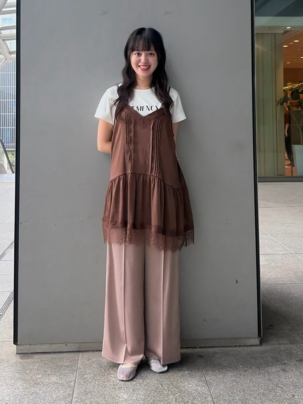 ブラウン系のキャミソール、ベージュ系のその他パンツ、ホワイト系のTシャツ/カットソーを着用したレディースの夏コーディネートの1枚目の写真