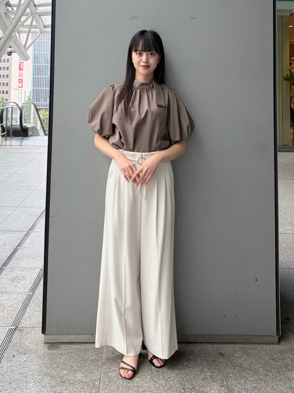 ブラウン系のシャツ/ブラウス、ホワイト系のその他パンツを着用したレディースの夏コーディネートの1枚目の写真