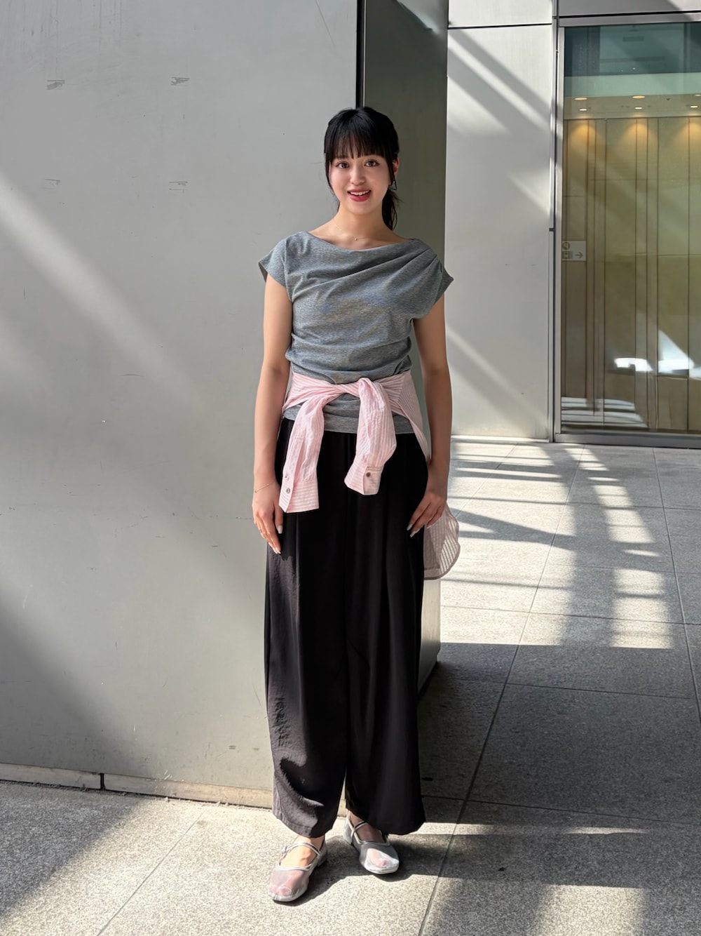 グレー系のTシャツ/カットソー、ピンク系のシャツ/ブラウス、ブラック系のその他パンツを着用したレディースの夏コーディネートの1枚目の写真