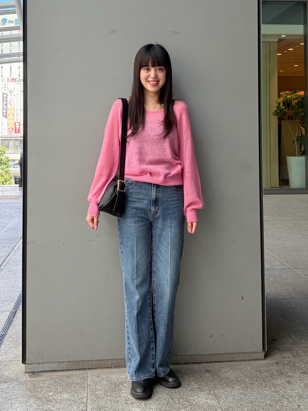 ピンク系のニット/セーター、ブルー系のその他パンツを着用したレディースの夏コーディネートの1枚目の写真