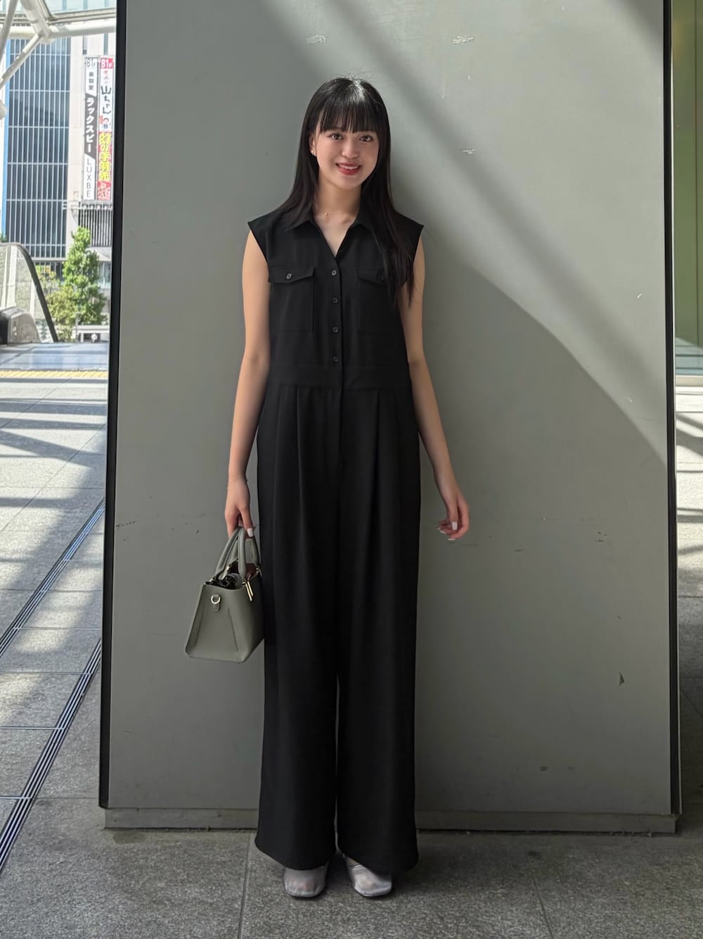 ブラック系のつなぎ/オールインワン、グリーン系のトートバッグを着用したレディースの夏コーディネートの1枚目の写真