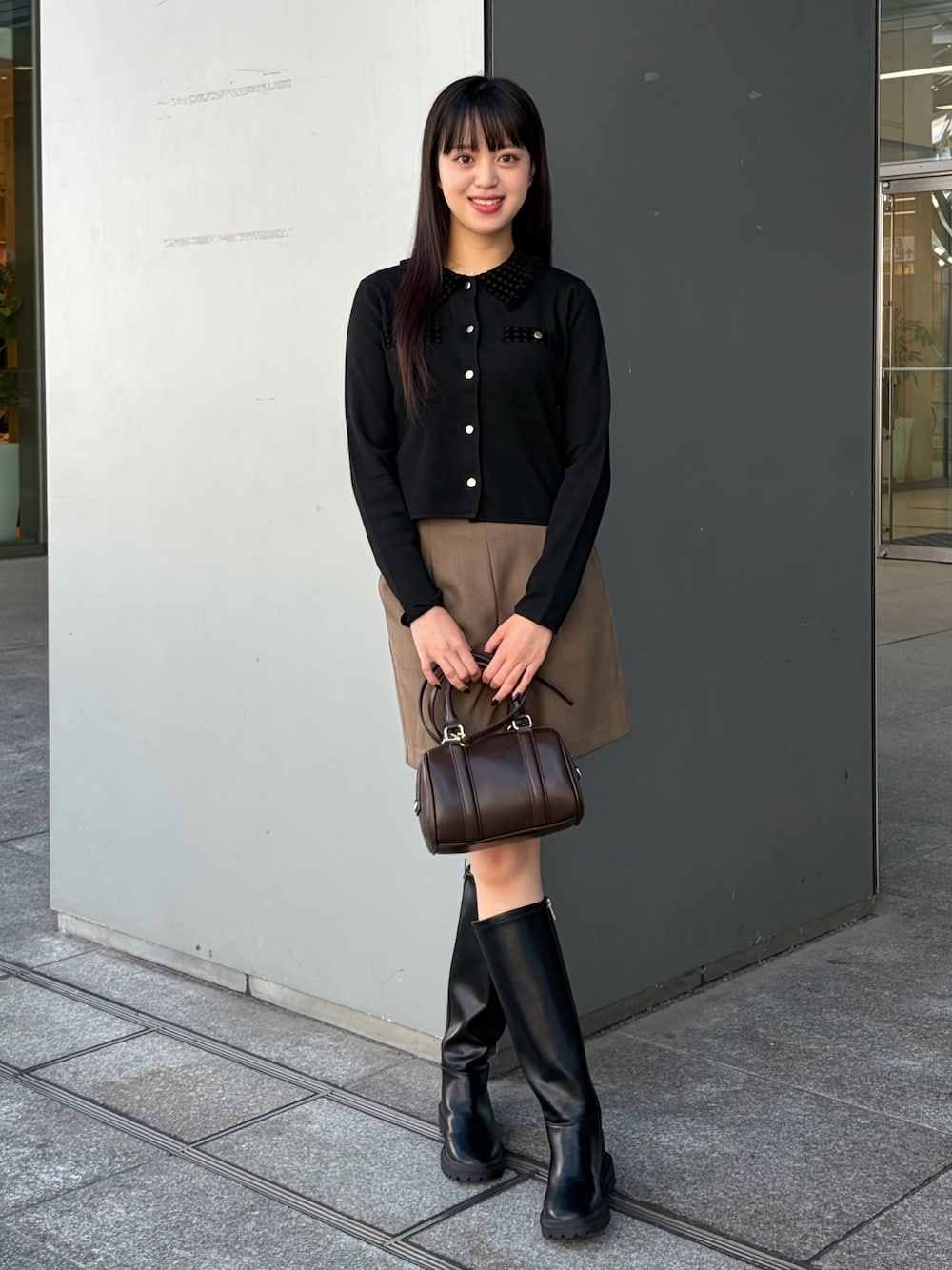 ブラック系のカーディガン/ボレロ、ブラウン系のその他パンツ、ブラウン系のボストンバッグを着用したレディースの秋コーディネートの1枚目の写真