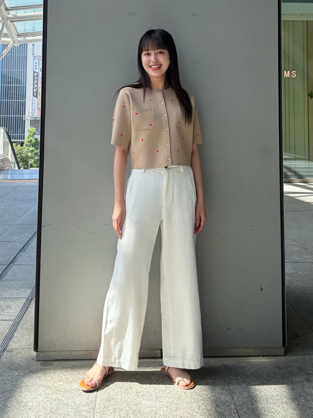 ベージュ系のカーディガン/ボレロ、ホワイト系のその他パンツ、イエロー系のサンダルを着用したレディースの夏コーディネートの1枚目の写真