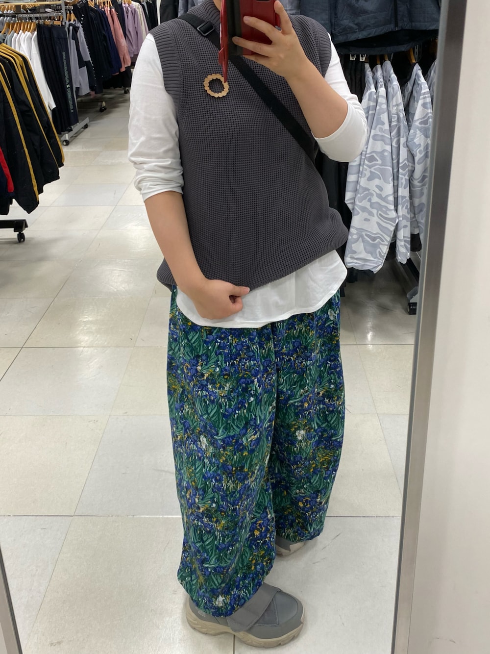 「無印良品のアイテム（ベスト、ブラック系）」を使った、ゆうき。さん（レディース・159cm）の秋コーディネートの1枚目の写真