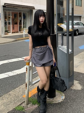「lilful（リルフル）の【新色ブラック追加！】羽モチーフ ラインストーン バックデザイン コンパクトTシャツ（Tシャツ/カットソー、ブラック系）」を使った、pomurrrさん（レディース・155cm）の春コーディネート