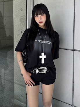 「lilful（リルフル）の【26年春夏新作】スプレー加工レタリングロゴ刺繍Tシャツ（Tシャツ/カットソー、ブラック系）」を使った、pomurrrさん（レディース・155cm）の夏コーディネート